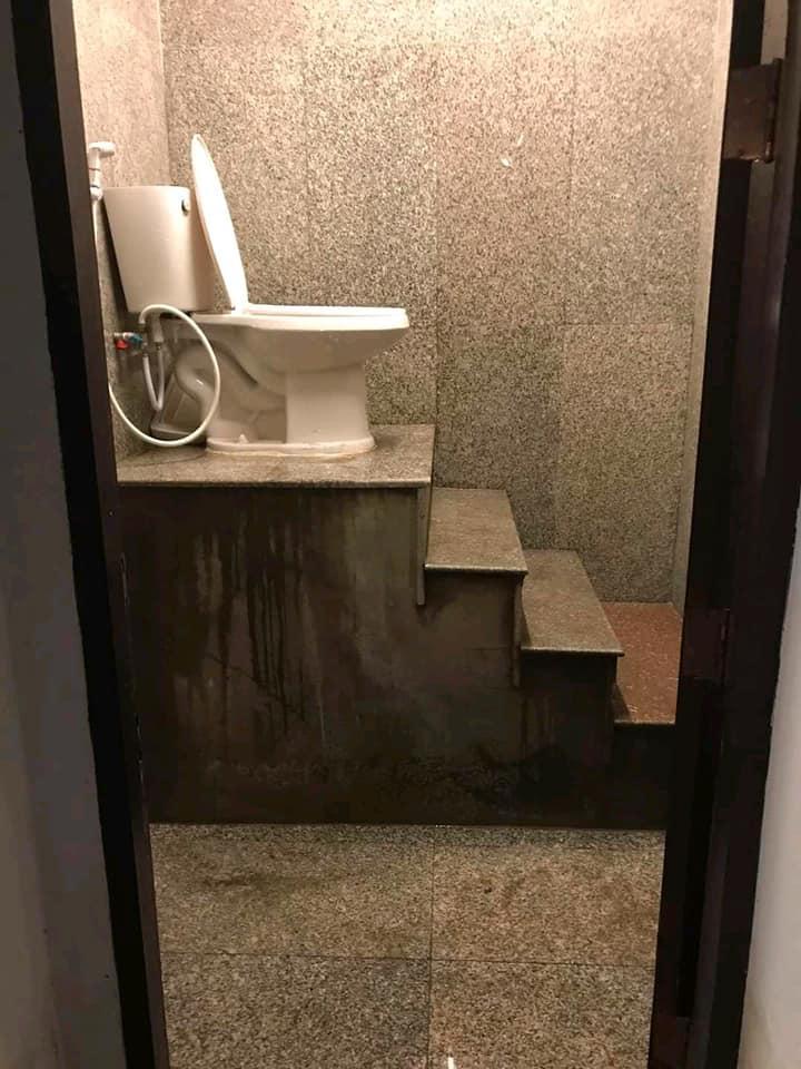 Nhà vệ sinh ngoài hành tinh phiêu diêu nhưng thách tiền không ai dám... cởi quần chỉ vì 1 lý do-2