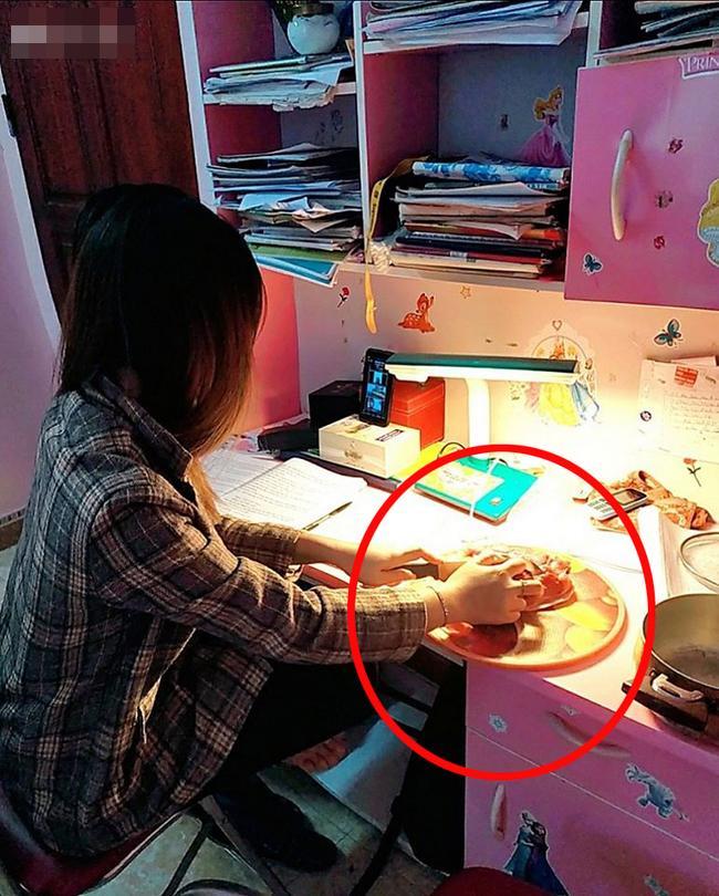 Đang học online trò nằm dài ra ngủ, cô giáo có màn xử lý siêu lầy-4