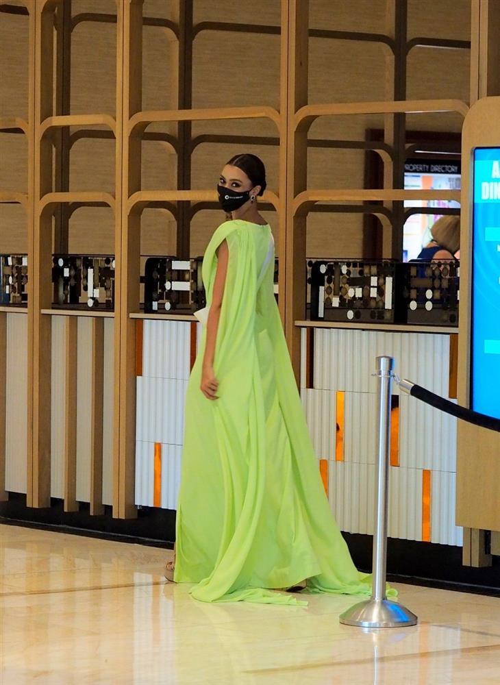 Ứng viên vương miện Miss Universe 2020 bị đối thủ đạp rách váy hiệu-9
