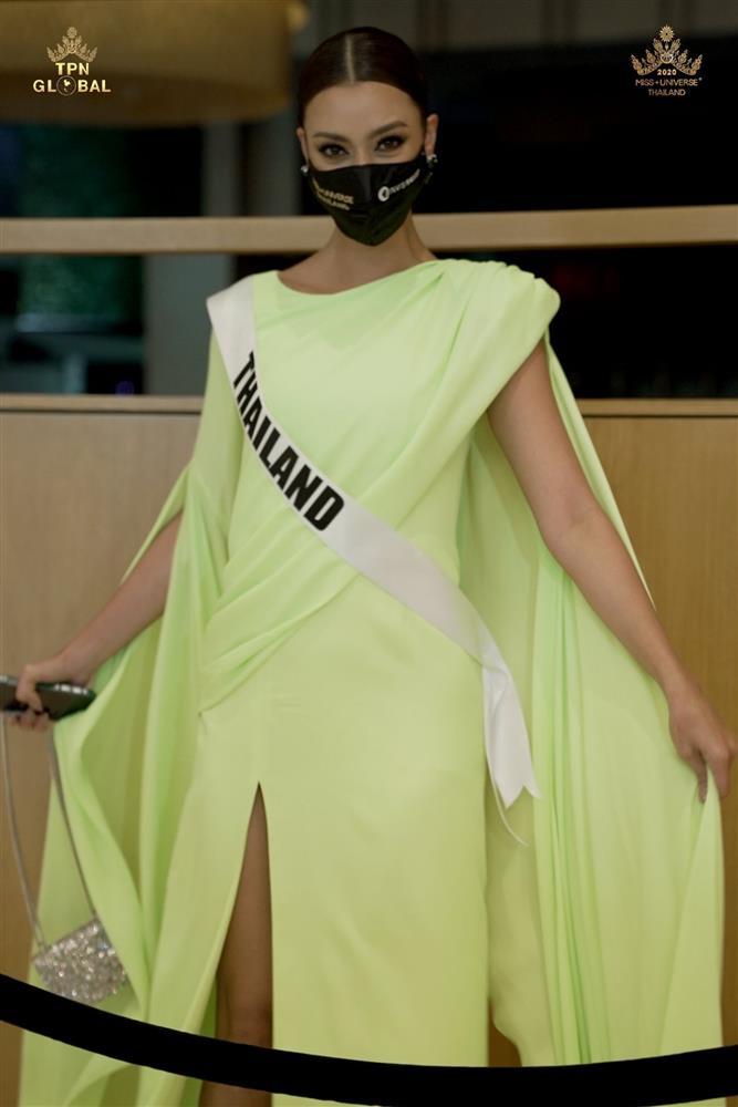 Ứng viên vương miện Miss Universe 2020 bị đối thủ đạp rách váy hiệu-3