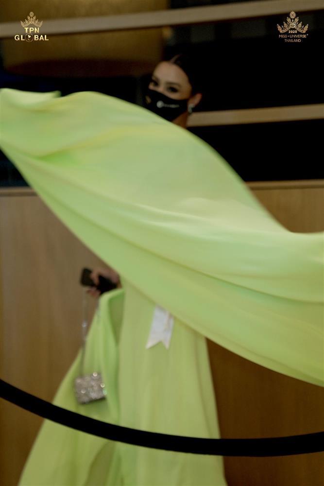 Ứng viên vương miện Miss Universe 2020 bị đối thủ đạp rách váy hiệu-7