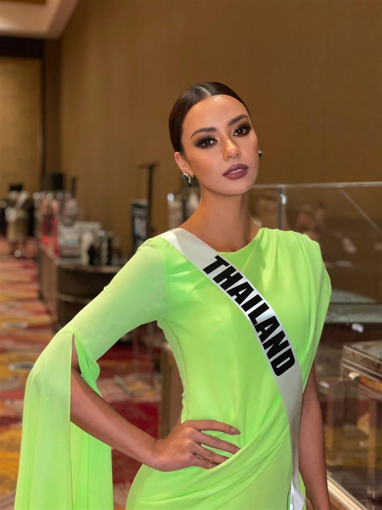 Ứng viên vương miện Miss Universe 2020 bị đối thủ đạp rách váy hiệu-10