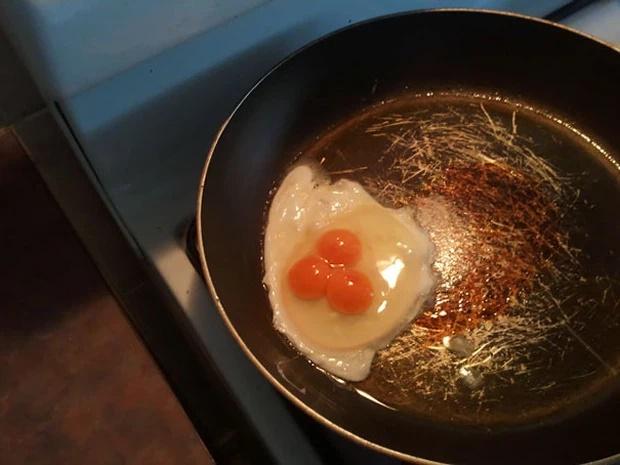 Đập trứng, chủ thớt câm nín thấy thứ rơi ra từ bên trong quả trứng gà siêu to khổng lồ-5