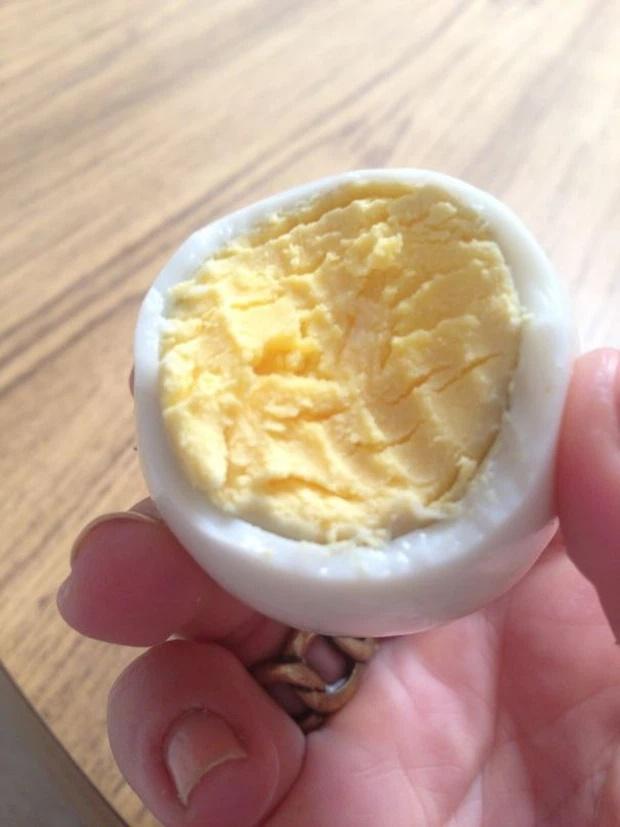 Đập trứng, chủ thớt câm nín thấy thứ rơi ra từ bên trong quả trứng gà siêu to khổng lồ-8