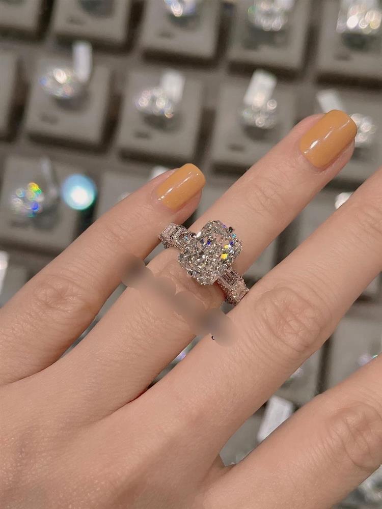 Đoàn Di Băng gây choáng để lộ tủ giày, dép hiệu cao như núi-7