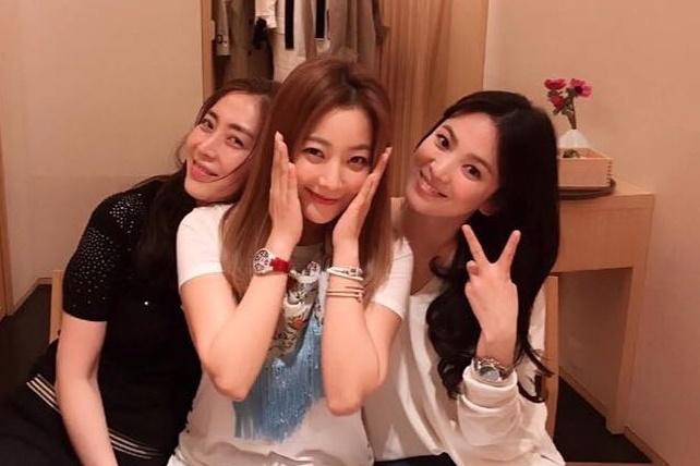 Dàn sao khủng nô nức váy áo đổ bộ Baeksang Arts Awards 2021-18