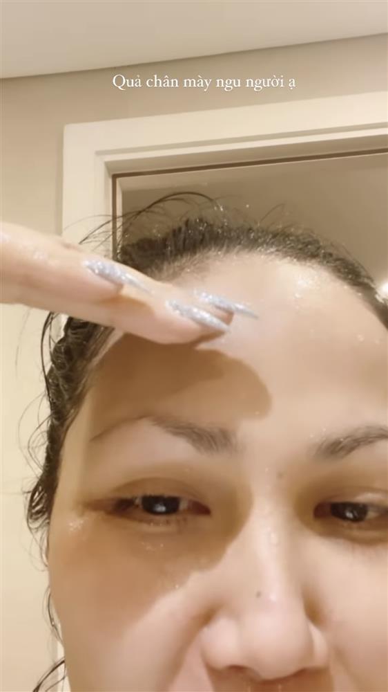 Cười ngất: HHen Niê thổi bay 1 mảng lông mày vì tỉa quá tay-2