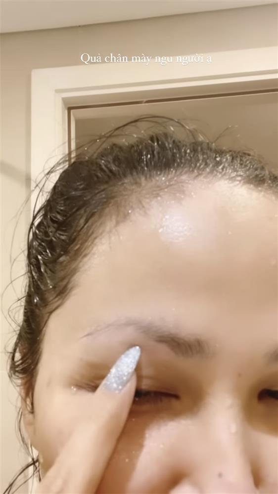 Cười ngất: HHen Niê thổi bay 1 mảng lông mày vì tỉa quá tay-3