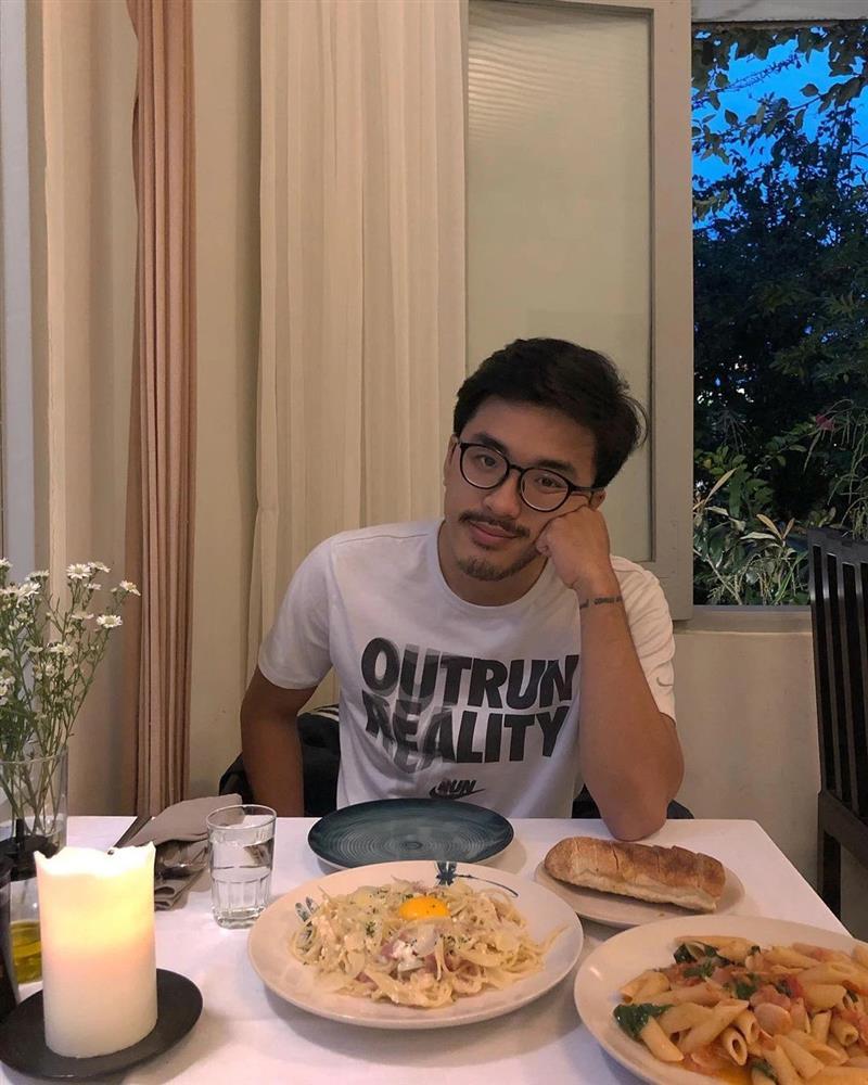 Thanh niên đi ăn để bồ cho mượn thẻ đen thanh toán, danh tính thật mới choáng-3