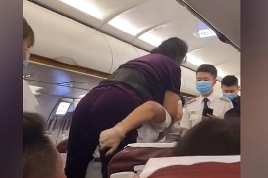 Hành khách nổi giận, yêu cầu tiếp viên cõng xuống máy bay