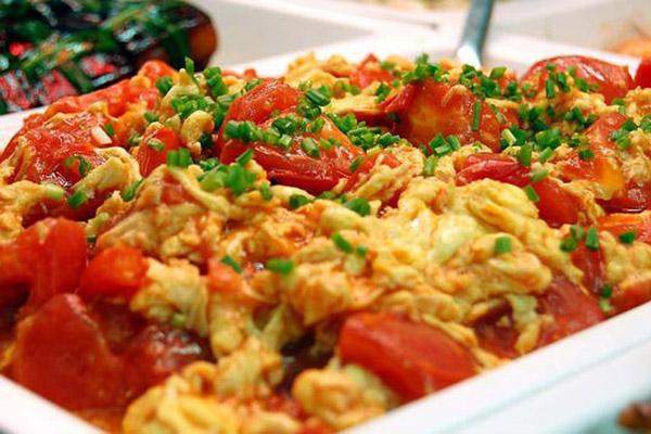 Người đàn ông Đài Loan ăn trứng tráng với những con gián-1