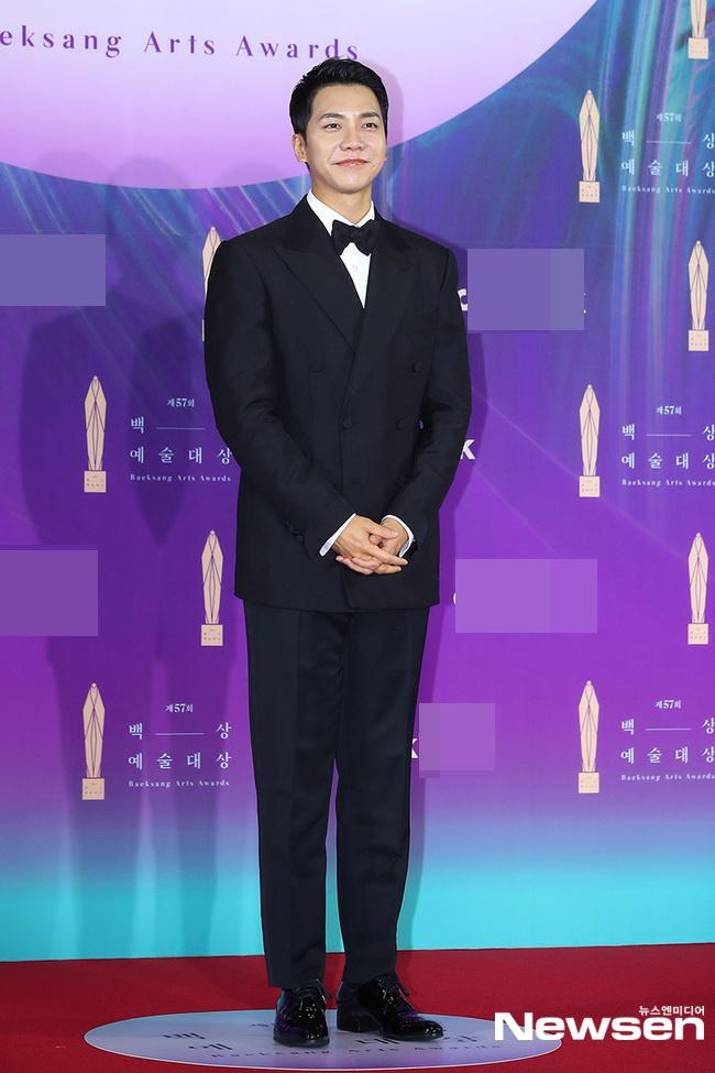 Dàn sao khủng nô nức váy áo đổ bộ Baeksang Arts Awards 2021-6