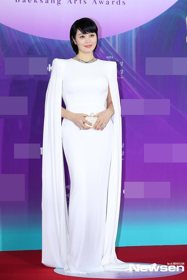 Dàn sao khủng nô nức váy áo đổ bộ Baeksang Arts Awards 2021-12