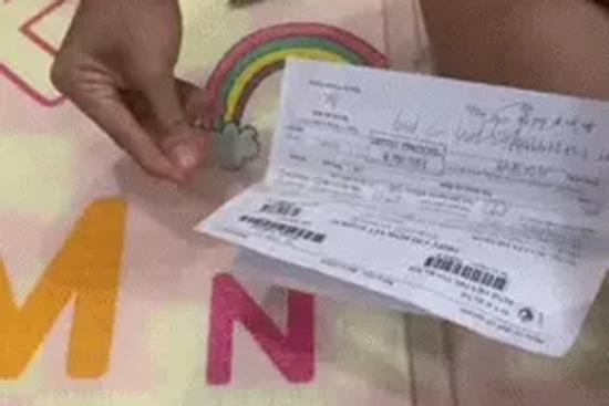 Bật mí cách khiến tờ giấy dính chặt băng keo, trong tích tắc tháo rời nguyên vẹn