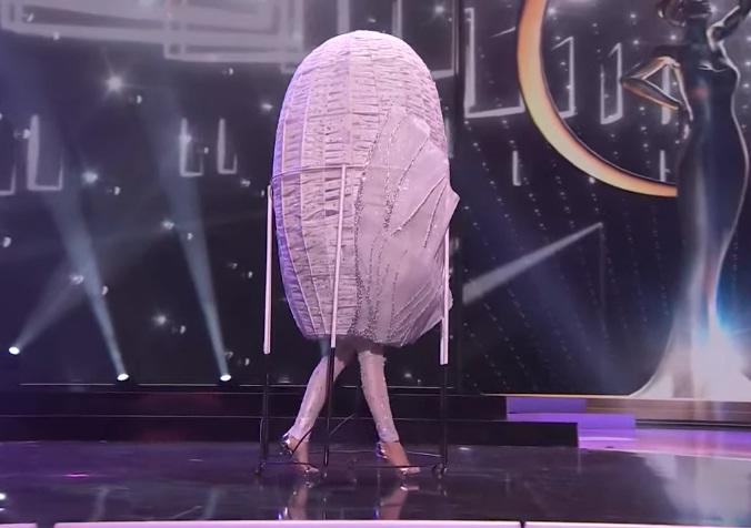 Khánh Vân diễn quốc phục Kén Em xuất sắc tại Miss Universe 2020-1