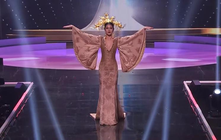 Khánh Vân diễn quốc phục Kén Em xuất sắc tại Miss Universe 2020-21