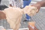 Phát sợ trước cảnh dùng tay trần 'bốc' kem vào ốc quế cho khách ở Ấn Độ