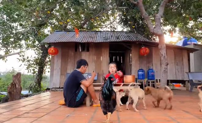 Cuộc sống hai YouTuber nghèo nhất Việt Nam sau khi lấy vợ xinh như hot girl-5