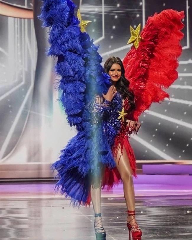 Hoa hậu Philippines khóc nấc xin lỗi vì phần thi Quốc phục chán đời-2