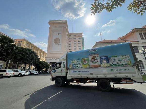 Nhà máy Angkormilk của Vinamilk tặng 48.000 hộp sữa cho người dân vùng đỏ Campuchia-3