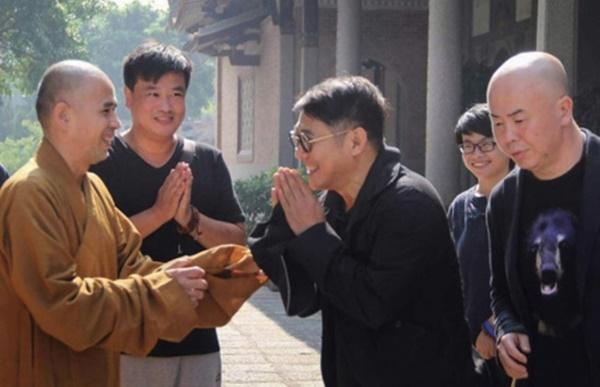 Mỗi khi có thời gian, ông thường lên chùa ở những vùng quê để trò chuyện với các nhà sư và ngồi thiền trong hang động.