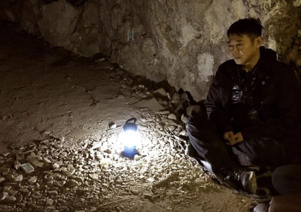 Ngồi một mình trên nền đất ẩm thấp trong hang động, chỉ có chiếc đèn thắp sáng, quần áo luộm thuộm bám đầy bụi bẩn, hoàn toàn không thể nhận ra siêu sao võ thuật một thời.