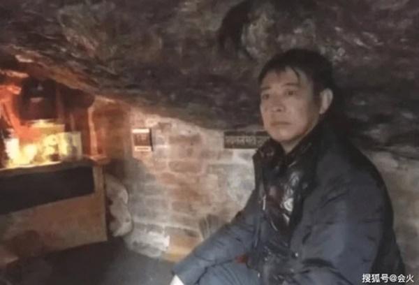 Qua những bức ảnh, có thể thấy Lý Liên Kiệt đã mất đi phong độ, ánh mắt vô hồn, trống rỗng, gương mặt uể oải.