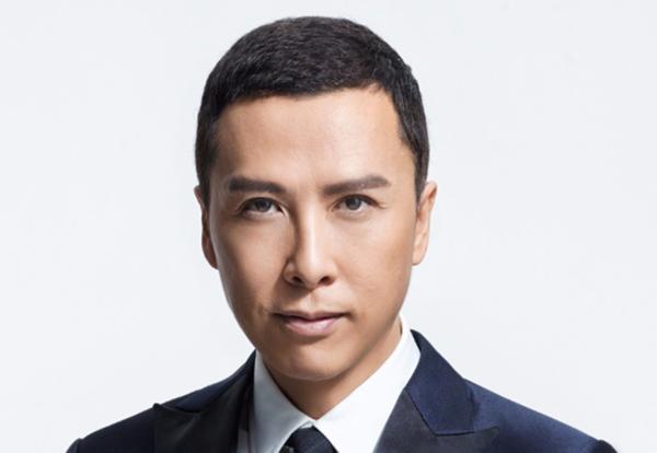 Cùng 58 tuổi nhưng Chân Tử Đan hiện tại trông trẻ trung hơn hẳn Lý Liên Kiệt.