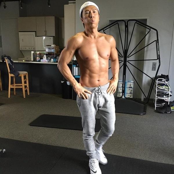 Chân Tử Đan chăm chỉ tập thể thao, sở hữu cơ bắp vạm vỡ.