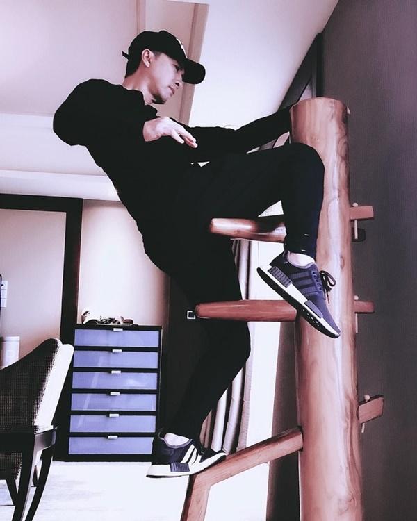 “Tôi luôn chăm sóc cơ thể mình thông qua rèn luyện thể chất và áp dụng phương pháp phục hồi. Vào thời điểm chuẩn bị đóng phim hành động, tôi tập trung kéo giãn làm cơ bắp trở nên linh hoạt nhất có thể. Khi lớn tuổi, tôi không tập tạ nặng nữa, thay vào đó hít đất nhiều lần, bên cạnh thường xuyên luyện võ", nam chính trong series phim Diệp Vấn từng chia sẻ.