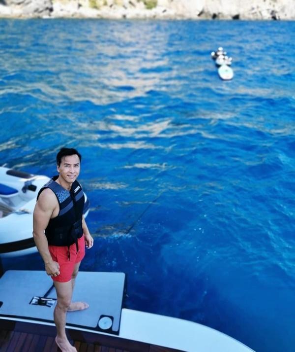 Tài tử U60 thường xuyên khoe ảnh trên mạng xã hội khiến fan trầm trồ trước thân hình cuồn cuộn như tượng tạc.