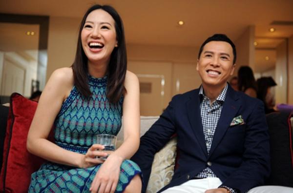 Chân Tử Đan bên bà xã trẻ đẹp Uông Thi Thi - người mẫu trẻ kém anh 18 tuổi, từng giành ngôi Hoa hậu Hoa kiều và là ái nữ của “trùm kim cương” nổi tiếng giới Hoa kiều tại Canada.