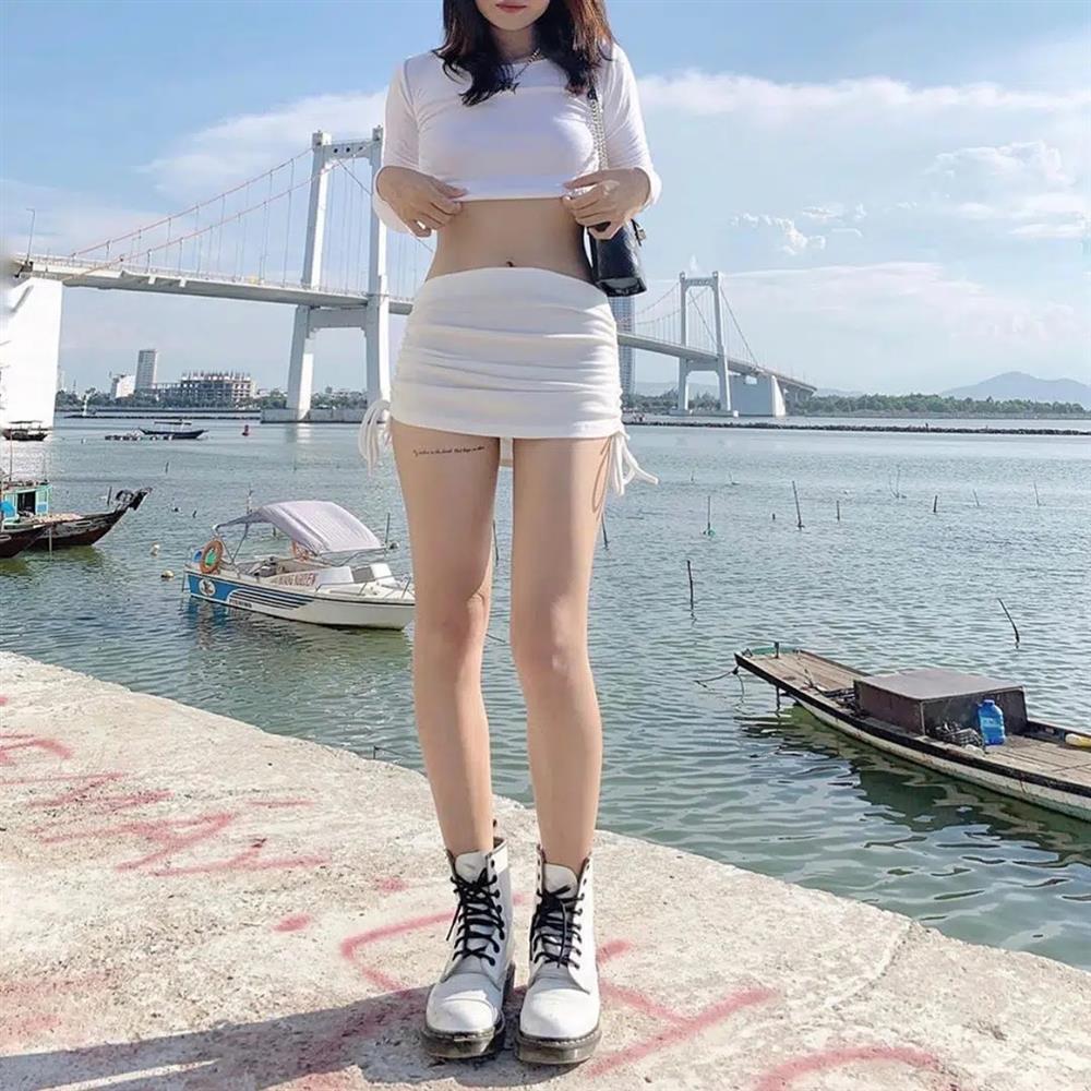 Nhức mắt những pha mặc đầm dây rút ngắn cũn không che hết vòng 3, lộ nội y-9