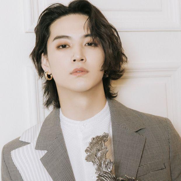 Nam idol Hàn gây sốc vì treo ảnh phụ nữ khỏa thân trong phòng-2