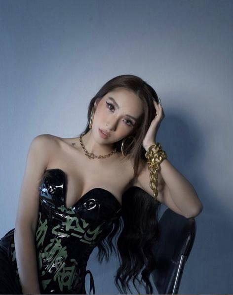 Những lần Emily lên đồ hở hang bạo liệt mặc cũng như không-5