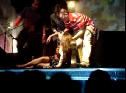 Clip: Mỹ Tâm ngất xỉu ngay trên sân khấu khi nghe tin bạn thân qua đời-2