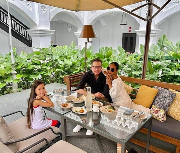 Đoan Trang cùng gia đình ăn uống ở một khách sạn sang trọng tại Singapore.