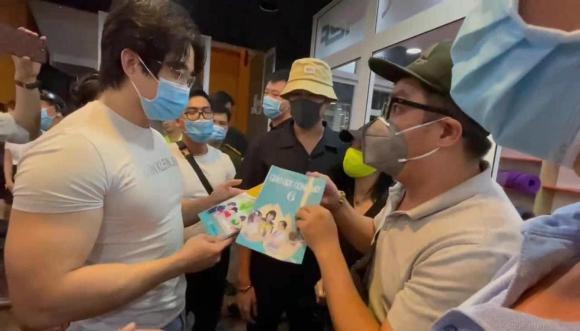 Vợ ông Dũng Lò Vôi tặng 2 cuốn sách dạy làm người cho con nuôi Hoài Linh-4