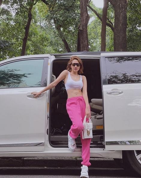 Style cuối tuần: Lệ Quyên dát cả cây hàng hiệu - Minh Hằng tối giản mà sang-2