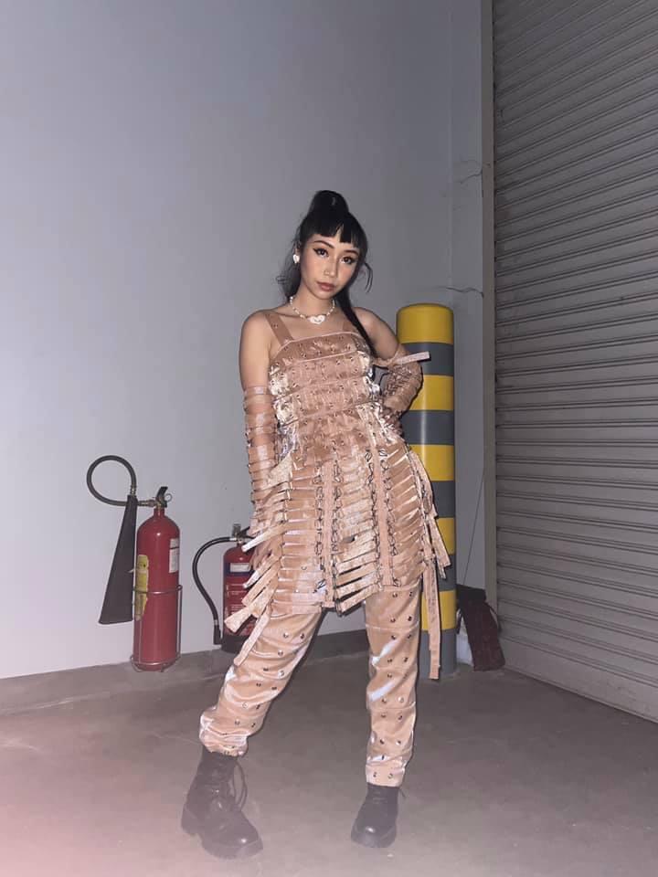 Nhan sắc thật của con gái diva Mỹ Linh trên sóng livestream-3