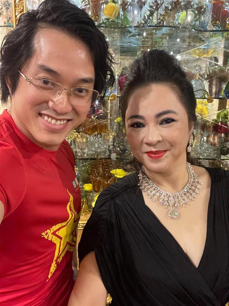 Hết kim cương cỡ bự, bà Phương Hằng đổi style khoe vòng cổ gắn đá lấp lánh-4