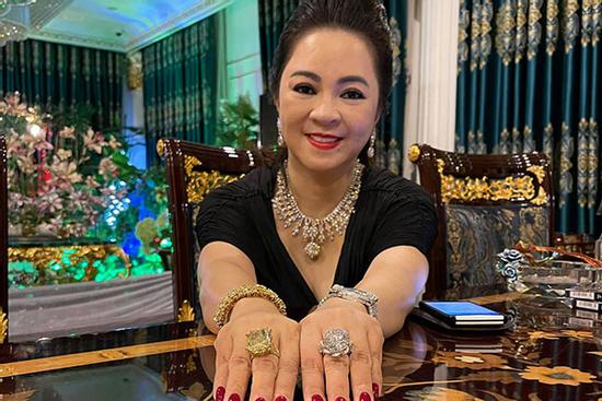 Vợ ông Dũng 'Lò Vôi' show 2 nhẫn kim cương to vật vã, chứng minh không 'nói phét'