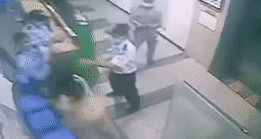 Người phụ nữ xô xát với bảo vệ chung cư vì bị nhắc đeo khẩu trang-1