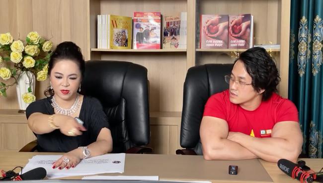 Sau 7749 lượt chửi nghệ sĩ, cuối cùng bà Phương Hằng cũng nói câu xin lỗi!-1