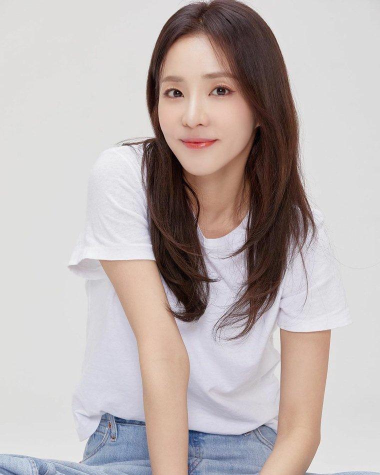 Sandara Park quyết định rời YG Entertainment sau 17 năm gắn bó. Như vậy hiện tại không còn thành viên 2NE1 nào trực thuộc công ty cũ.