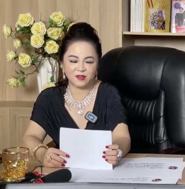 Mỗi lần livestream, bà Phương Hằng in comment dân mạng ra giấy đọc cho rõ-2
