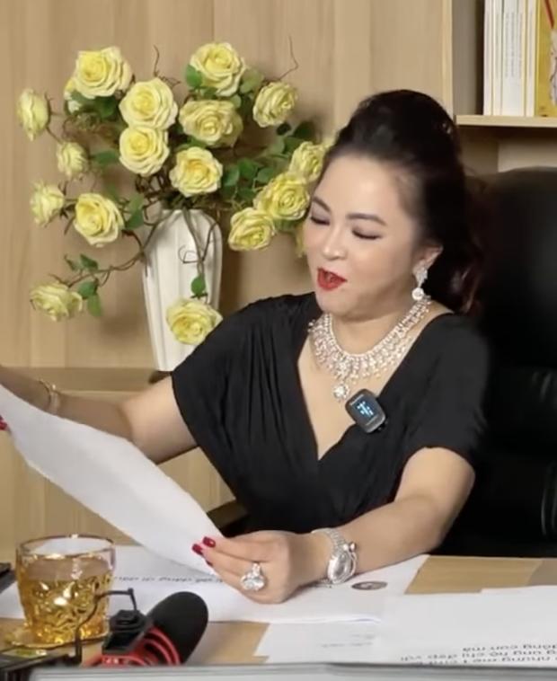 Mỗi lần livestream, bà Phương Hằng in comment dân mạng ra giấy đọc cho rõ-4