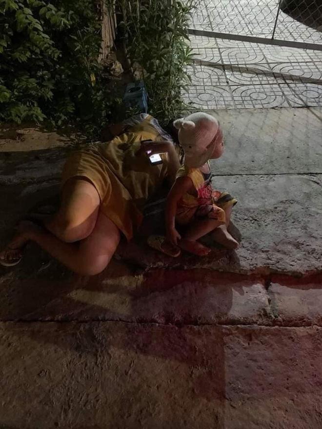 Xót xa mẹ trẻ mang bầu đau bụng nằm vỉa hè, CSGT gọi chồng tắt máy vì bận nhậu-1