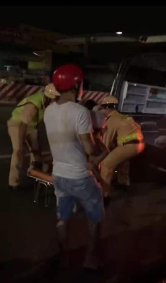 Xót xa mẹ trẻ mang bầu đau bụng nằm vỉa hè, CSGT gọi chồng tắt máy vì bận nhậu-3