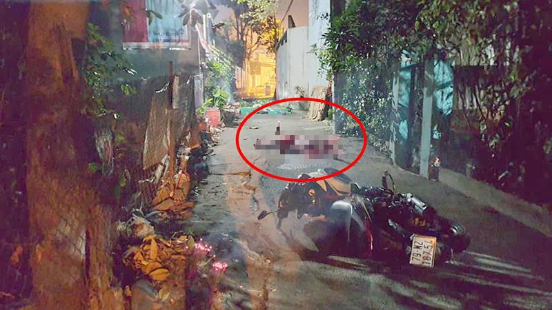 Xe máy Exciter kẹp 3 phóng nhanh vào hẻm, 1 nam 1 nữ tử vong, 1 người nguy kịch-1